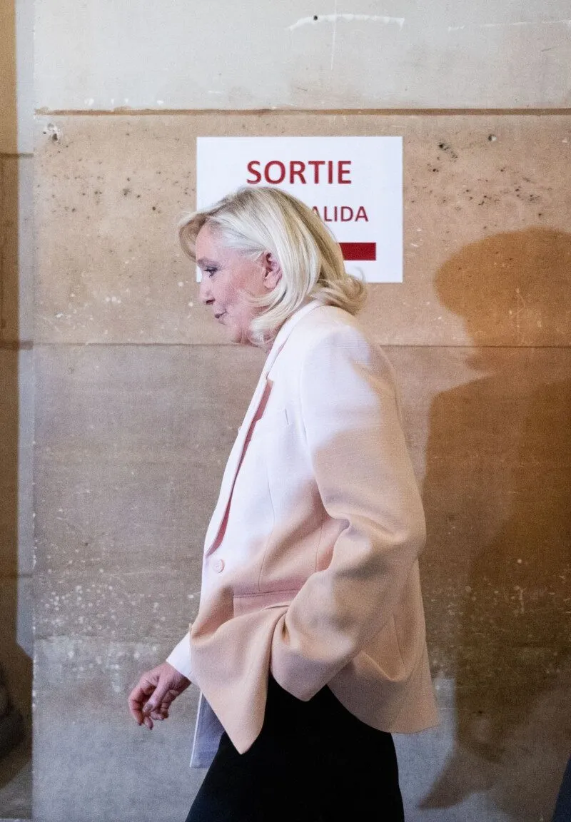 Attention : la France est au bord de l'effondrement, financièrement et politiquement.