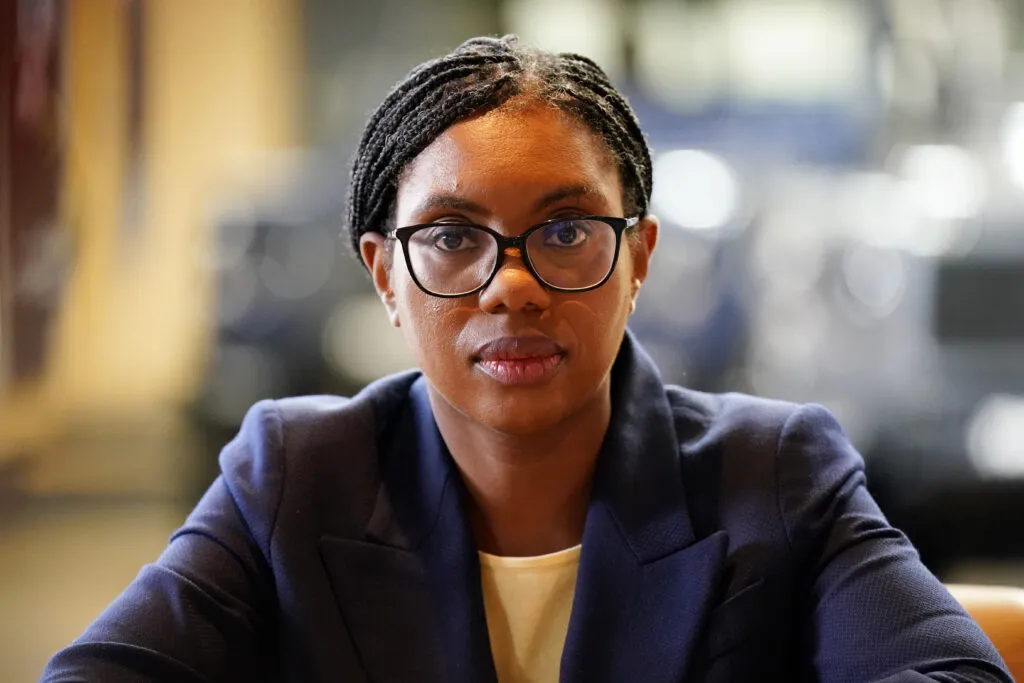 Kemi Badenoch s’adresse aux habitants lors d’une visite locale