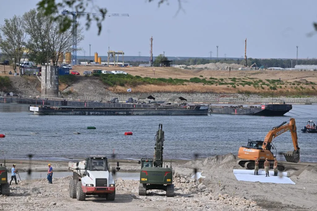 Travaux sur les rives du Danube près de la centrale de Paks